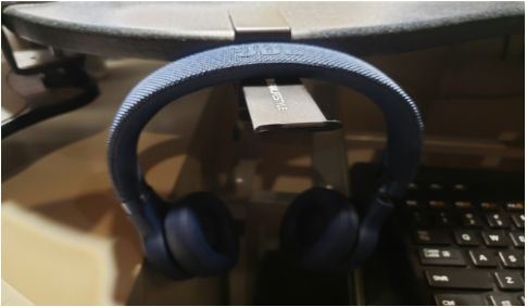 headphones hanger FEATURE