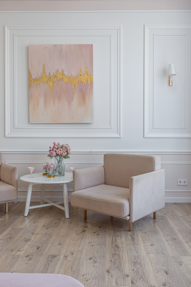 Soft Neutral Seating in a Cozy Therapy Office