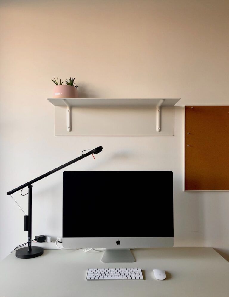 30 Minimal Desk Setup Ideas For a Serene Home Office