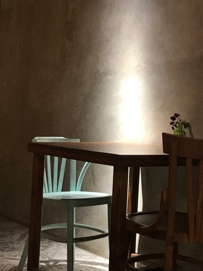 uplighting behind a table and chairs