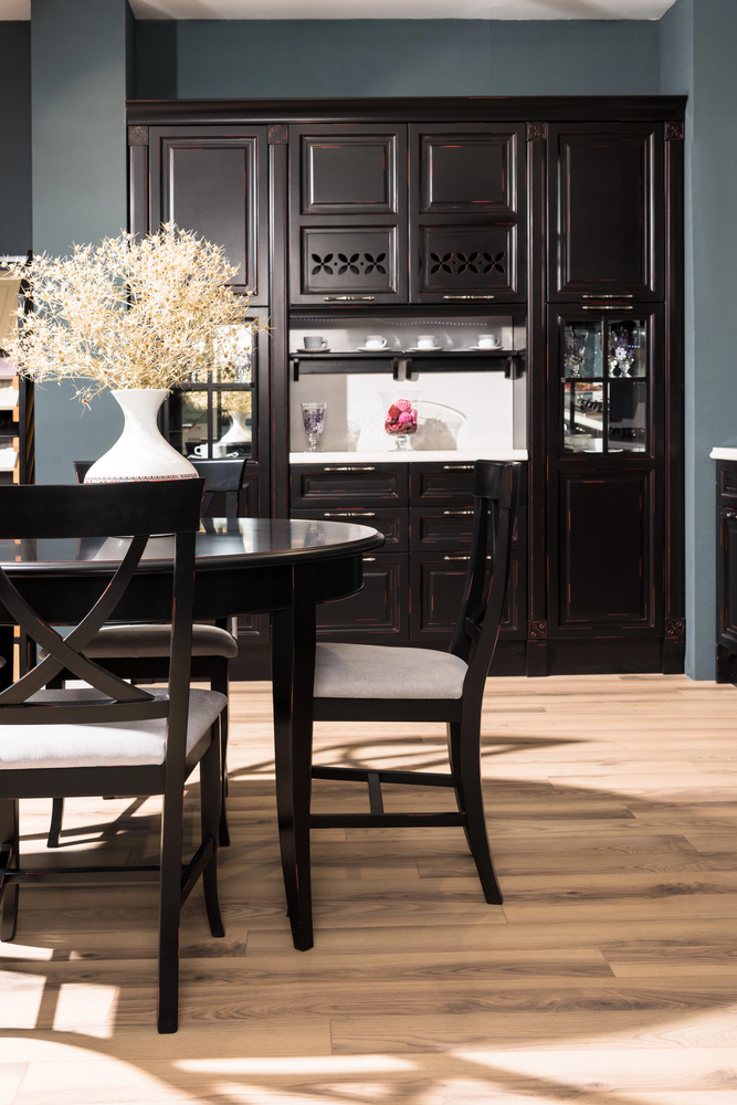 dramatic dark wall in a dining room